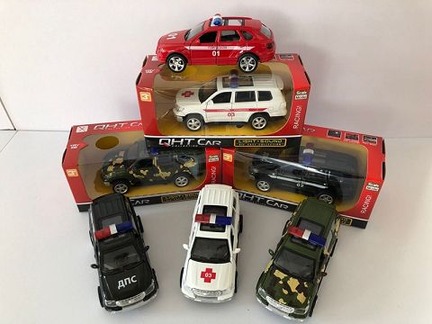 1:32 Toyota domineering alloy recoil force + Russian car, 4 doors, sound and light in front light (window box, one color mixed)