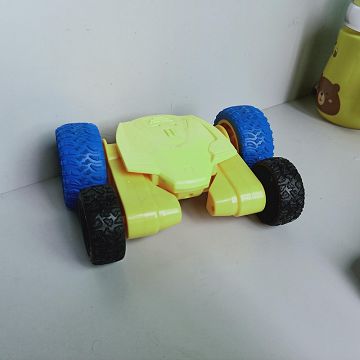 Double arm stunt car